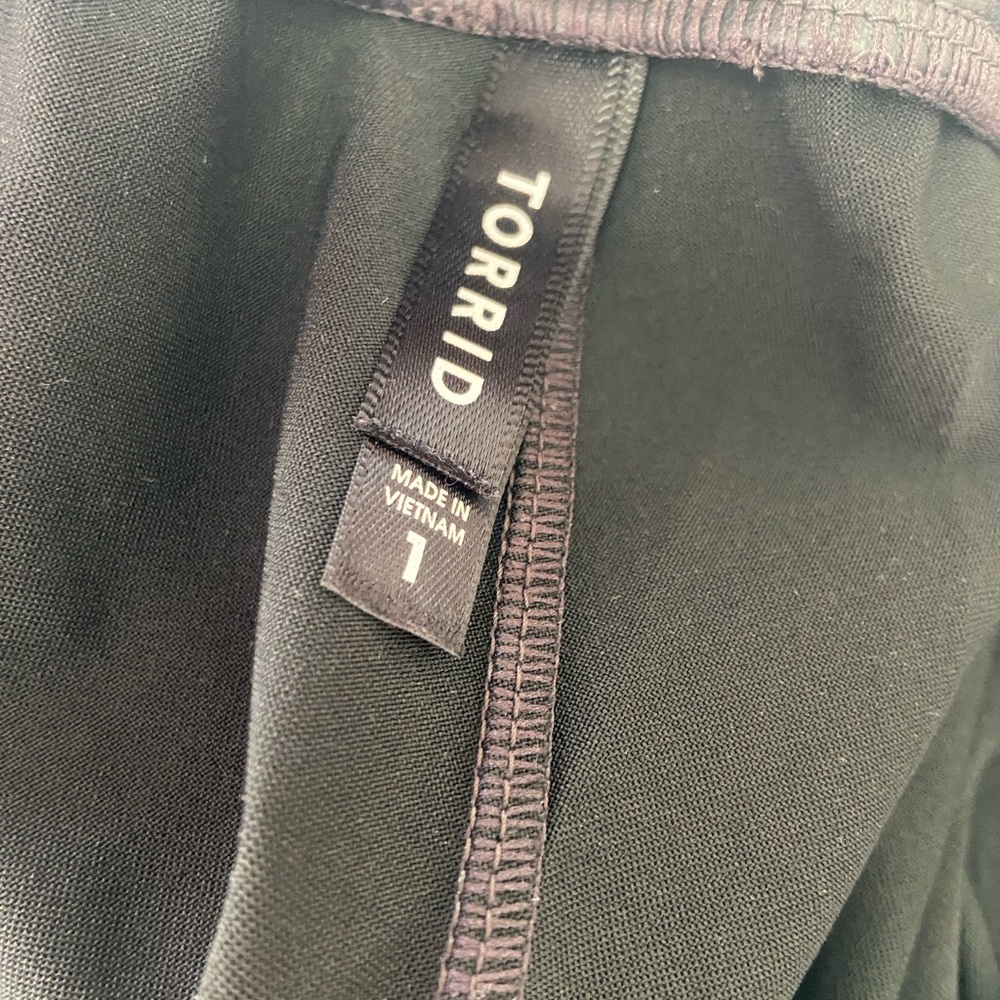 Torrid 1 (1X 14/16) Black Faux Leather Leggings with Lace Trim Elastic Waist - Picture 4 of 5